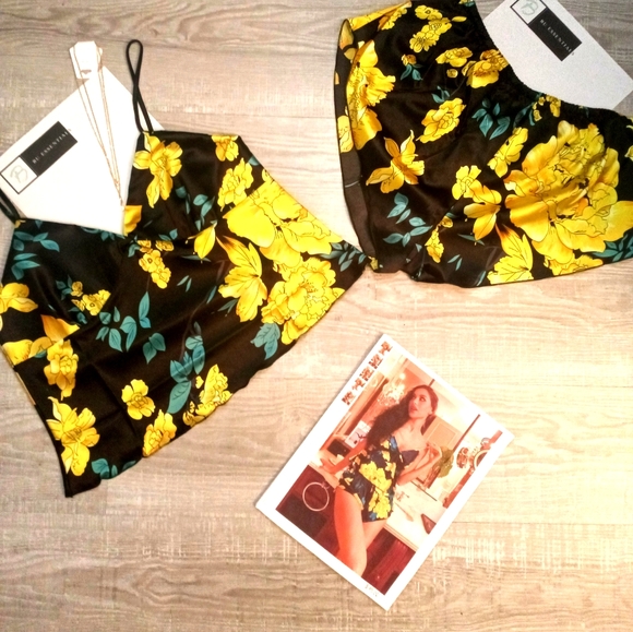 Essential Sets - Picture 1 of 2